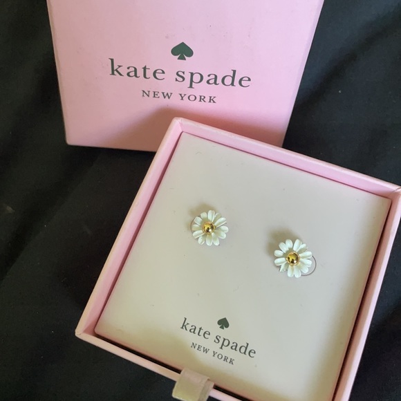 Dazzling daisies earring studs